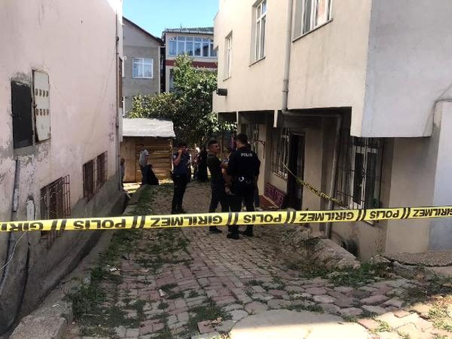 Sancaktepe'de genç bir kız kaldırımda silahla vurulmuş halde bulundu