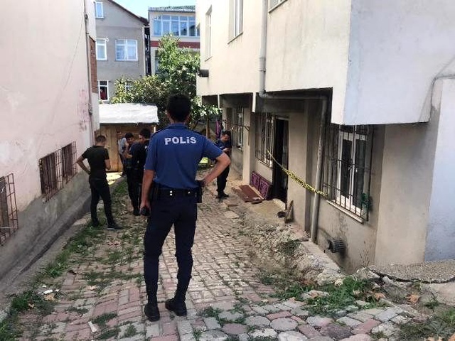 Sancaktepe'de genç bir kız kaldırımda silahla vurulmuş halde bulundu