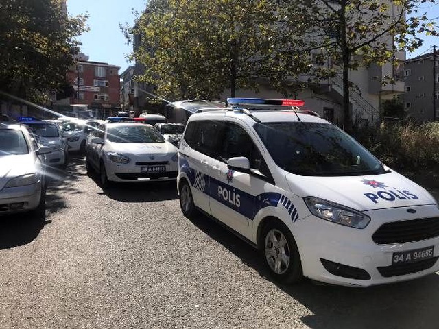 Sancaktepe'de genç bir kız kaldırımda silahla vurulmuş halde bulundu