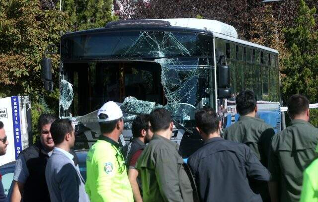 Son dakika: Otobüs durağa girdi: 3 kişi hayatını kaybetti Otobüs durağa girdi: 3 kişi hayatını kaybetti