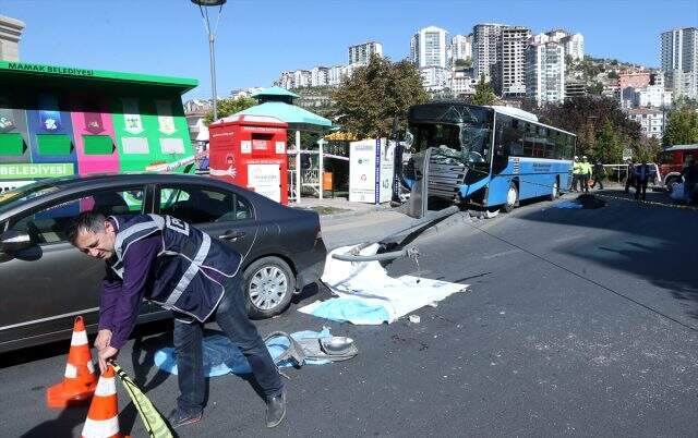 Son dakika: Otobüs durağa girdi: 3 kişi hayatını kaybetti Otobüs durağa girdi: 3 kişi hayatını kaybetti