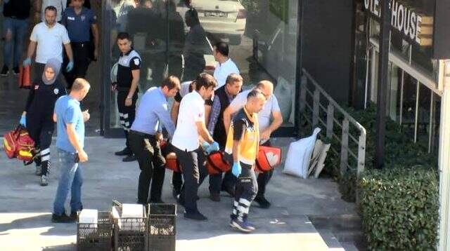 Yenibosna'da silahlı saldırı; 2 yaralı İstanbul'da lüks sitenin girişinde güpegündüz silahlar çekildi: 2 yaralı