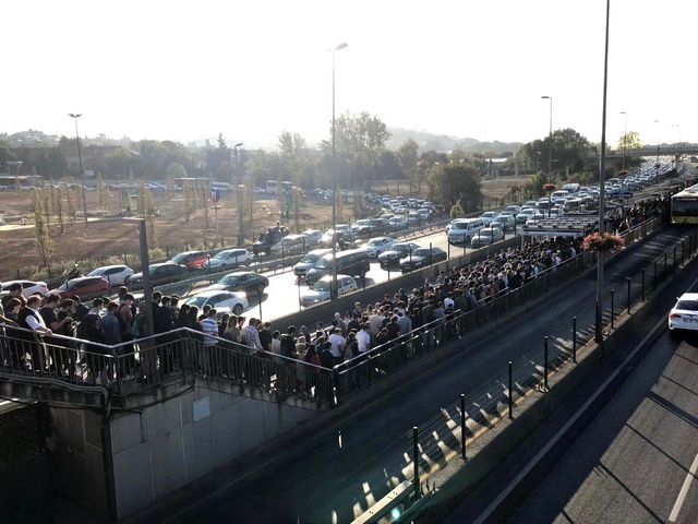 İBB, sorunu 2 şoföre bağlamıştı ama metrobüs sıkıntısı devam ediyor