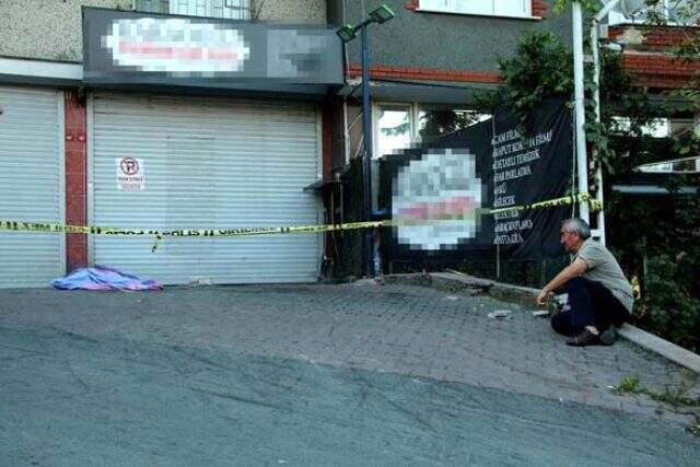Babanın en acı anı! Oğlunun cansız bedenine bakıp gözyaşı döktü Babanın en acı anı! Oğlunun cansız bedenine bakıp gözyaşı döktü