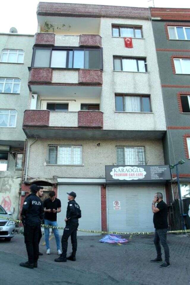 Babanın en acı anı! Oğlunun cansız bedenine bakıp gözyaşı döktü Babanın en acı anı! Oğlunun cansız bedenine bakıp gözyaşı döktü