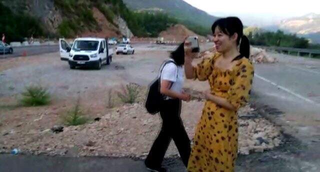 Kaza yapan turistler, aracın başında gülümseyerek poz verdi Kaza yapan turistler, aracın başında gülümseyerek poz verdi