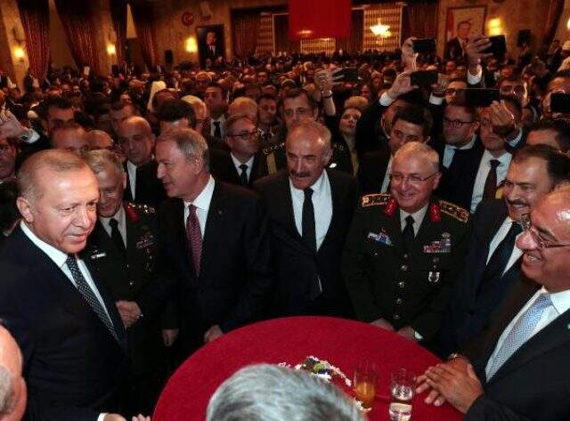 TBMM resepsiyonunda renkli anlar! Erdoğan davetlilere <a class='keyword-sd' href='/tekirdag/' title='Tekirdağ'>Tekirdağ</a> köftesi ikram etti