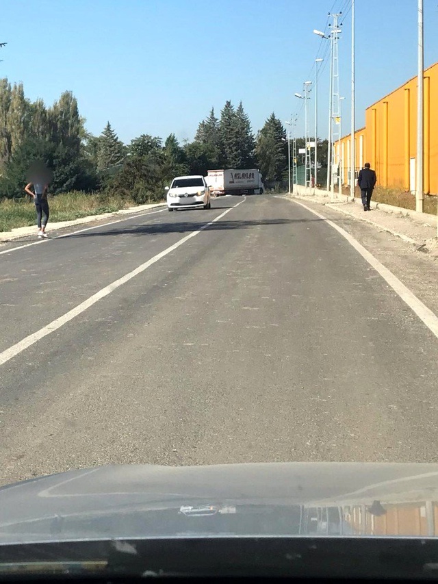 Yol üzerinde fuhuş pazarlığı! Ekipler, duran araçları affetmedi