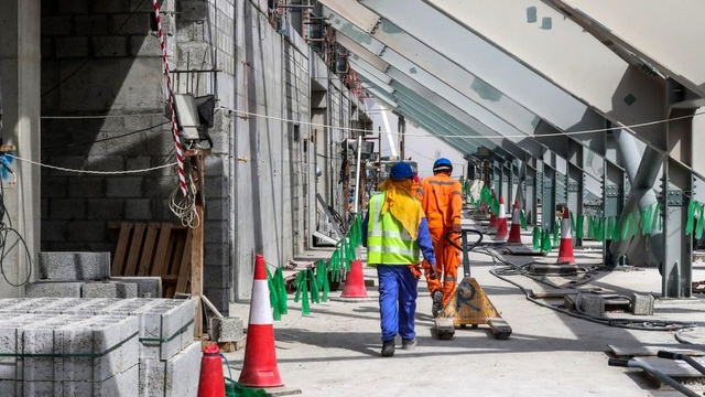 2022 Dünya Kupası'na yetişmeye çalışan Katar'da aşırı sıcakta çalışmaktan 'her yıl yüzlerce göçmen...