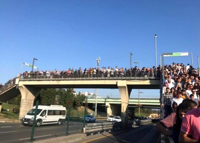 Altunizade metrobüs durağında aşırı yoğunluk yaşandı