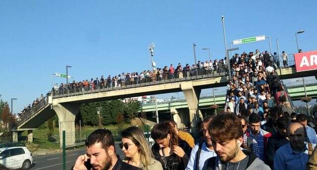Altunizade metrobüs durağında aşırı yoğunluk yaşandı