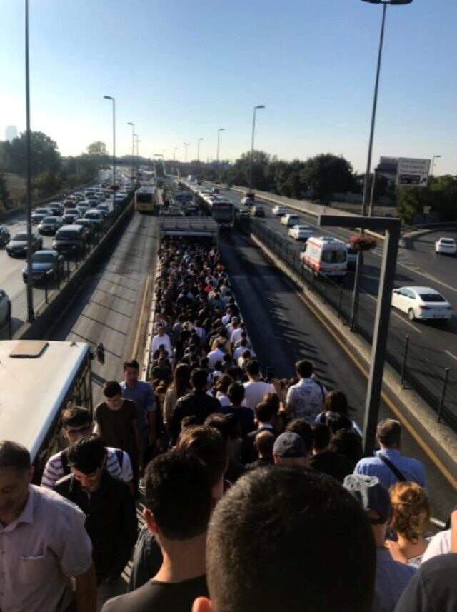 Altunizade metrobüs durağında aşırı yoğunluk yaşandı
