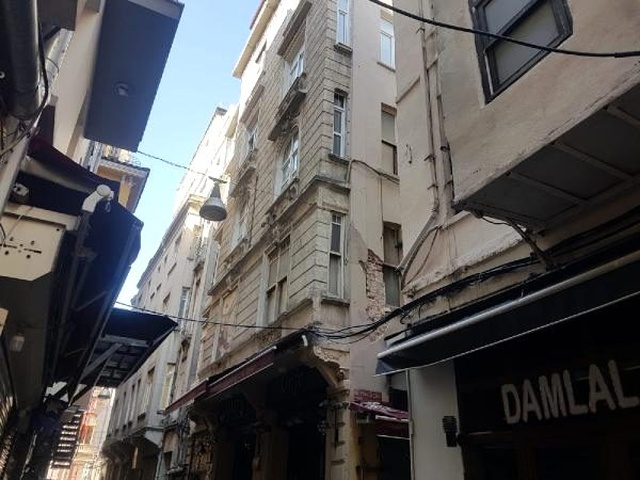 Beyoğlu'nda bir bina çökme riski nedeniyle boşaltıldı