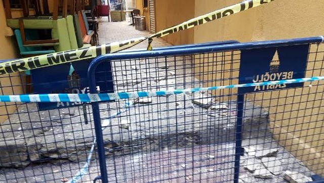 Beyoğlu'nda bir bina çökme riski nedeniyle boşaltıldı
