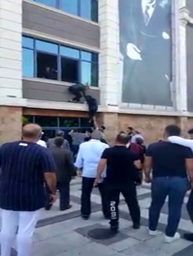 Deprem oldu sanıp, camdan atlamaya çalışan kadın kamerada
