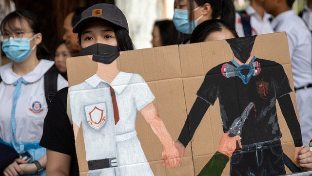Hong Kong'daki protestolarda en az 180 kişi gözaltına alındı, polis bir kişiyi göğsünden vurdu