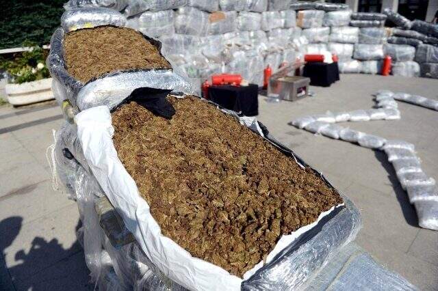 İstanbul'da dev operasyon: Yangın tüplerinin içine gizlenmiş 1 ton 881 kilo uyuşturucu ele geçirildi