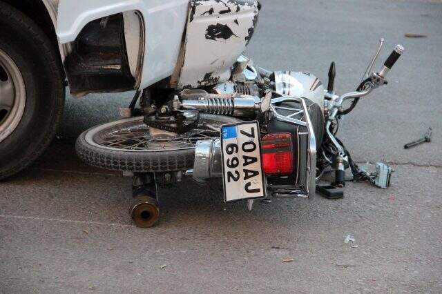 Kamyonetle çarpışan motosikletli 20 metre ileri fırladı, o anlar güvenlik kamerasına yansıdı Kamyonetle çarpışan motosikletli 20 metre ileri fırladı, ayakkabıları yola savruldu