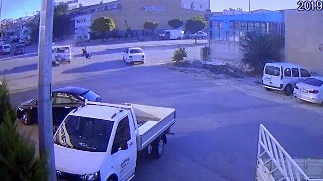 Kamyonetle çarpışan motosikletli 20 metre ileri fırladı, o anlar güvenlik kamerasına yansıdı Kamyonetle çarpışan motosikletli 20 metre ileri fırladı, ayakkabıları yola savruldu