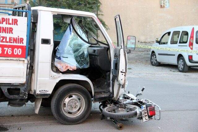 Kamyonetle çarpışan motosikletli 20 metre ileri fırladı, o anlar güvenlik kamerasına yansıdı Kamyonetle çarpışan motosikletli 20 metre ileri fırladı, ayakkabıları yola savruldu