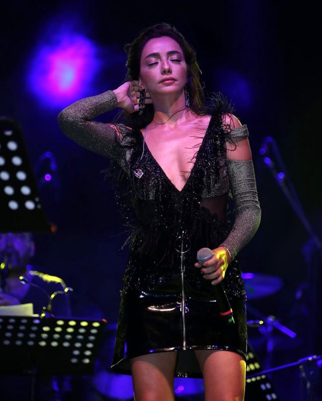 Oyuncu ve şarkıcı Öykü Gürman, konserde giydiği mini elbisesiyle dikkat çekti