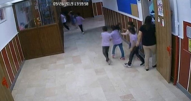 5,8'lik depreme ait en güzel görüntü! İki minik öğrenci, depremde engelli arkadaşına yardım etti