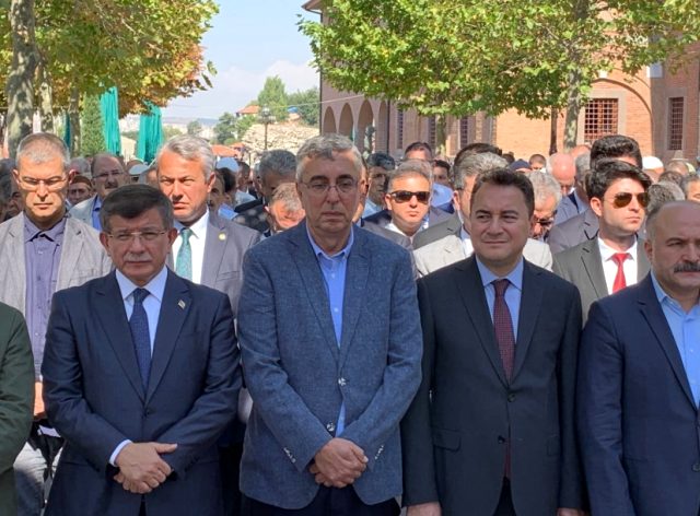 Ali Babacan ve Ahmet Davutoğlu cenaze töreninde bir araya geldi