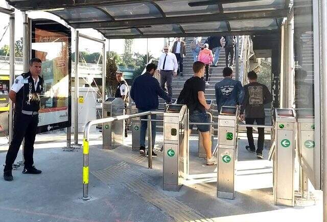 Altunizade'nin ardından Zincirlikuyu Metrobüs durağında yoğunluk yaşandı Altunizade'nin ardından Zincirlikuyu Metrobüs durağında yoğunluk yaşandı