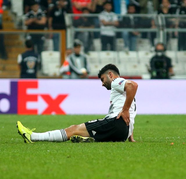Beşiktaş'ta <a class='keyword-sd' href='/guven-yalcin/' title='Güven Yalçın'>Güven Yalçın</a>, oyuna devam edemedi!