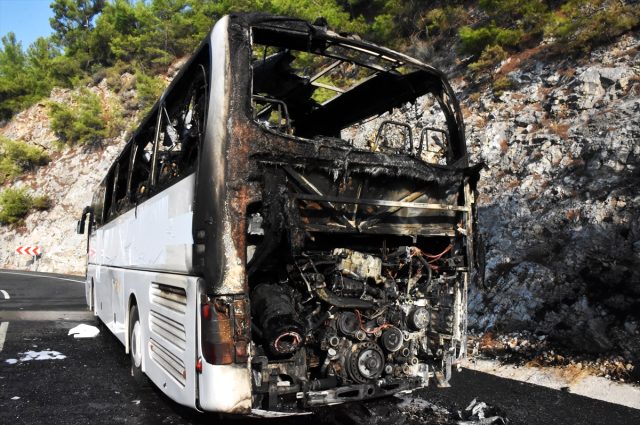 Yolcu otobüsü, yol kenarında cayır cayır yandı