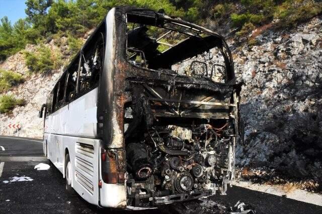 Yolcu otobüsü, yol kenarında cayır cayır yandı