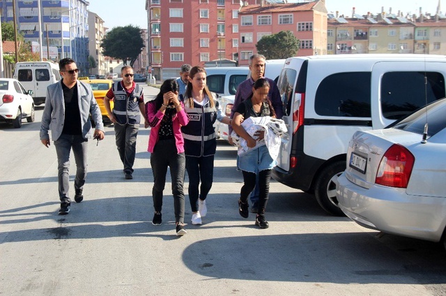 Kucağındaki bebekten bile utanmadı! 3 gün arayla hırsızlıktan yakalandı