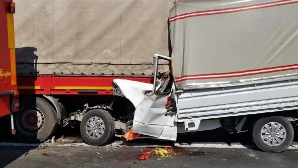 Tırın altına giren kamyonet sürücüsü araçta sıkışarak yaşamını yitirdi