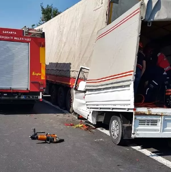 Tırın altına giren kamyonet sürücüsü araçta sıkışarak yaşamını yitirdi