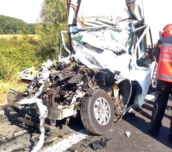 Tırın altına giren kamyonet sürücüsü araçta sıkışarak yaşamını yitirdi