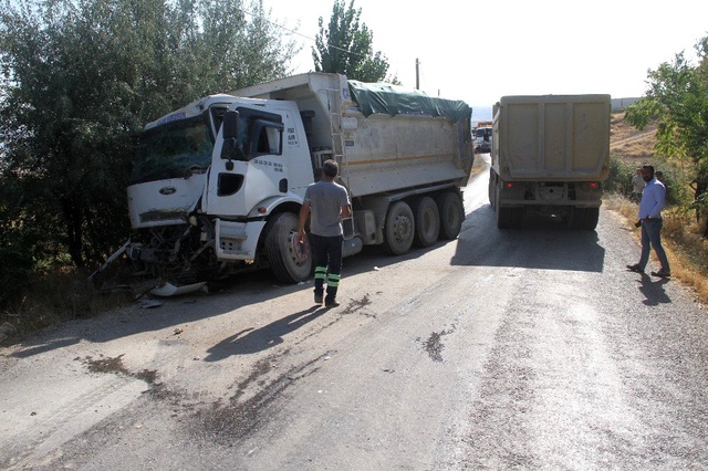 İki kamyon kafa kafaya çarpıştı, sıkışan sürücüyü itfaiye ekipleri kurtardı