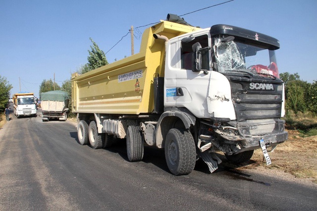 İki kamyon kafa kafaya çarpıştı, sıkışan sürücüyü itfaiye ekipleri kurtardı