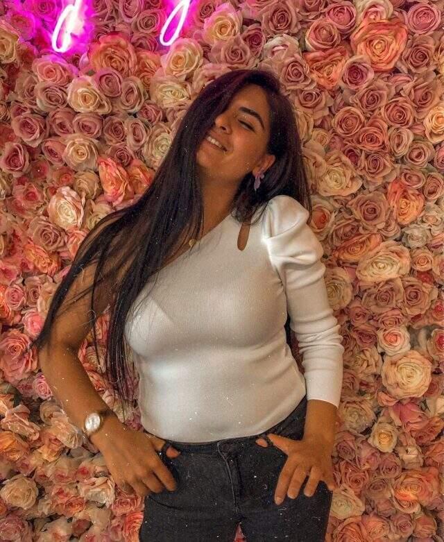 Mini elbiseli pozunu paylaşan Hanife Gürdal photoshopla bacağını inceltti