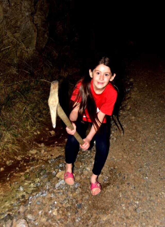 Muğla kızının okula gidebilmesi için veresiye yol yaptırdı Çiftçi baba, belediyeden