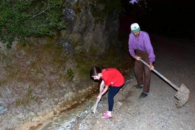 Muğla kızının okula gidebilmesi için veresiye yol yaptırdı Çiftçi baba, belediyeden