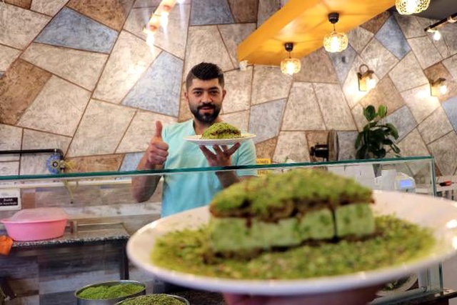 Çikolatalı lokmayı ve halka tatlıyı birleştirip yepyeni bir tatlı yaptı