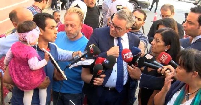 HDP önünde eylem yapan bir baba, PKK'nın kendilerini öldürmekle tehdit ettiğini açıkladı