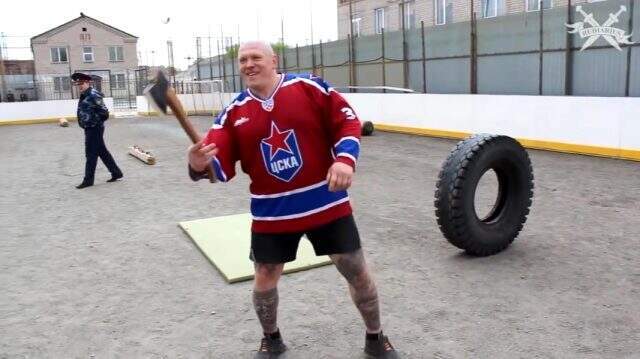 Ünlü dövüşçü Maxim Novoselov ayıyla antrenman yaptı