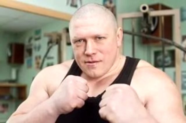 Ünlü dövüşçü Maxim Novoselov ayıyla antrenman yaptı