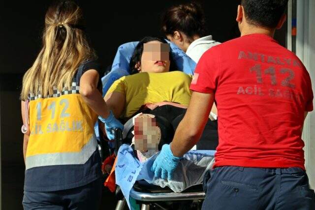 Antalya'da genç kızların sosyal medyadaki hakaret kavgasında kan aktı Antalya'da genç kızların sosyal medyadaki hakaret kavgasında kan aktı