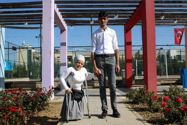 Aralarındaki 83 santimetrelik boy farkı aşklarına engel olmadı, ilişkilerini evlilikle noktaladılar
