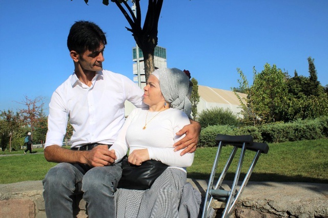 Aralarındaki 83 santimetrelik boy farkı aşklarına engel olmadı, ilişkilerini evlilikle noktaladılar