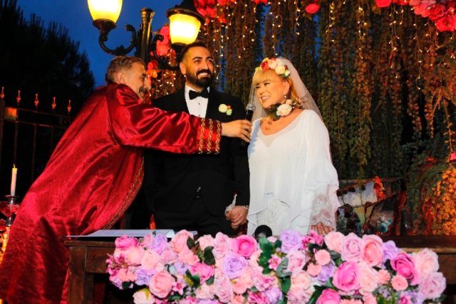 Evliliği 36 saat süren Zerrin Özer, hastaneye kaldırıldı
