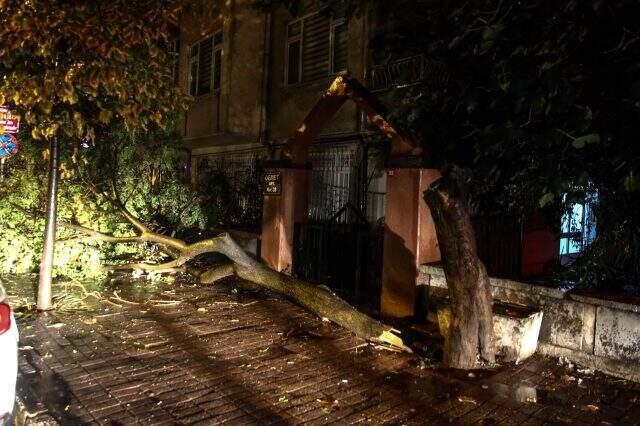 İstanbul'da sağanak ve şiddetli yağış etkili oldu: Çatılar uçtu