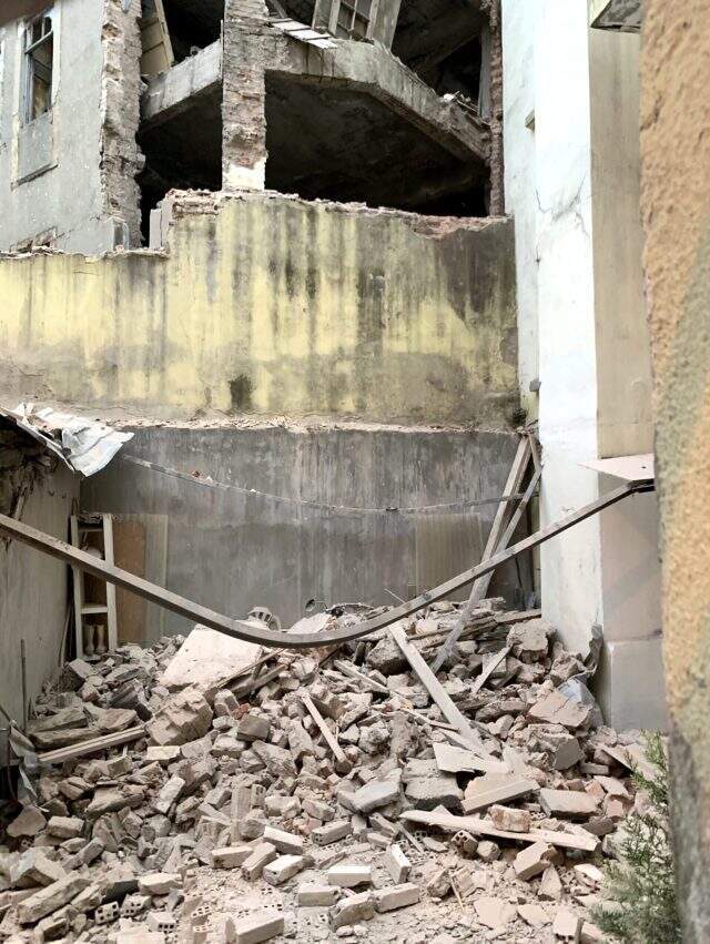 Kumbaracı Yokuşu'nda metruk bir binada meydana gelen yıkılma sonucu göçük altında kalan yavru kediler kurtarıldı Kumbaracı Yokuşu'nda metruk bir binanın bir kısmı çöktü